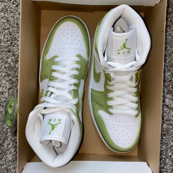Women’s Air Jordan 1 Mid SE Vivid Green - Picture 2 of 3